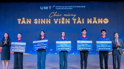 Students receive 345 million VND at the opening ceremony