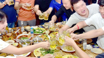 ພົກຍ່ຽວ​ຂອງ​ຜູ້​ຊາຍ​ແຕກ​ອອກ​ຫຼັງ​ຈາກ​ຖື​ຍ່ຽວ​ດົນ​ເກີນ​ໄປ​ໃນ​ຂະນະ​ທີ່​ດື່ມ​ເບຍ