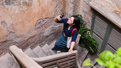 Hanoi restaurant is located in a dark alley like a maze, has a balcony that makes customers crazy
