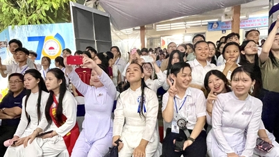 พลโทอาวุโสเหงียน จ่อง เงีย เข้าร่วมพิธีครบรอบ 7 ทศวรรษของโรงเรียน