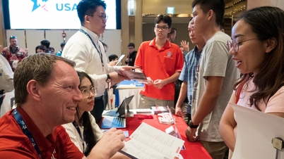 American universities 'open the door' to recruiting Vietnamese people, many schools open their own scholarships, and provide additional support