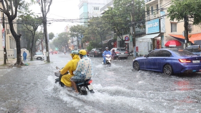 Da Nang terus mengalami hujan lebat, tiupan angin tahap 7-8 diramalkan di darat