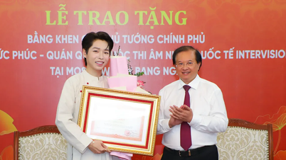 Thủ tướng tặng Bằng khen cho Đức Phúc sau chiến thắng tại Intervision 2025