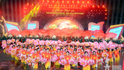 ឧត្តមសេនីយឯក Le Quang Minh អញ្ជើញជាអធិបតីក្នុងពិធីសម្ភោធទូទៅនៃកម្មវិធី Gala "ក្រោមទង់បក្សដ៏រុងរឿង - ច្រៀងឡើងវិញនូវបទចម្រៀងជ័យជំនះ"