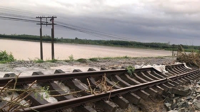 Storm No. 10: Hanoi - Ho Chi Minh City railway infrastructure recorded a lot of damage