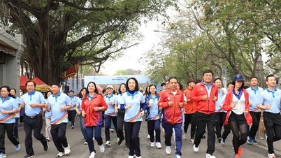 អត្តពលិកជាង 3,000 នាក់ប្រកួតប្រជែងក្នុងជុំចុងក្រោយនៃកម្មវិធីរត់កាសែត Hanoi Moi ឆ្នាំ 2025