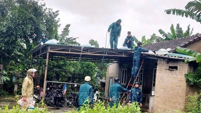 Quang Tri registrerte seks hus med tak som hadde blåst av, og mange områder ble isolert på grunn av storm nr. 10.