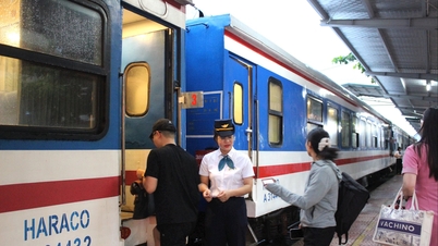 The train connecting West and East Hai Phong is convenient for many people.