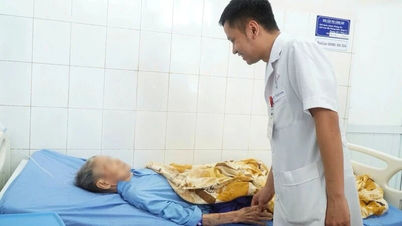 Surgery to remove 8.2kg tumor from 93-year-old man