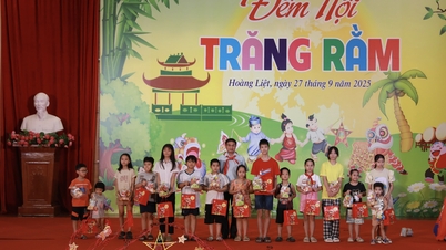 “ពិធីបុណ្យព្រះច័ន្ទពេញវង់” នៅសង្កាត់ Hoang Liet៖ នាំយកពិធីបុណ្យពាក់កណ្តាលរដូវស្លឹកឈើជ្រុះដល់កុមារជាច្រើនក្នុងកាលៈទេសៈលំបាក