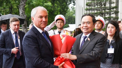 Předseda Národního shromáždění Tran Thanh Man předsedal uvítacímu ceremoniálu předsedy Státní dumy Ruské federace.