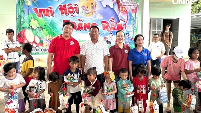 ມອບຂອງຂວັນກາງລະດູໃບໄມ້ປົ່ງ 200 ພູດໃຫ້ເດັກນ້ອຍຢູ່ຕາແສງ ເຈິ່ນກວາງວິງ