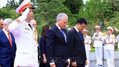 Vorsitzender der russischen Staatsduma besucht das Mausoleum von Präsident Ho Chi Minh