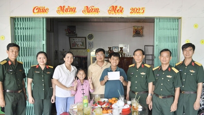 Visit and give gifts to children of soldiers in difficult circumstances