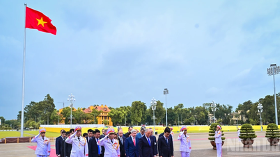 [Foto] Høytstående delegasjon fra den russiske statsdumaen besøker president Ho Chi Minhs mausoleum