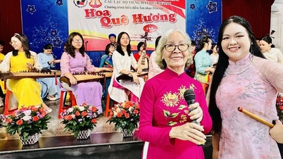 La meritoria maestra Pham Thuy Hoan se dedica a mantener el programa "Flores de la Patria".