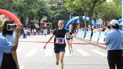 Foreign athletes enthusiastically participate in the 50th Hanoi Moi Newspaper Run - For Peace