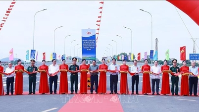 رئيس الوزراء فام مينه تشينه: جسر فونج تشاو الجديد هو جسر يشفي الجروح ويشعل الإيمان والسعادة.