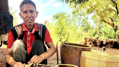 "Penjaga api" kraftangan tradisional di kampung