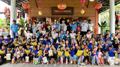 Entrega de 100 regalos del Festival del Medio Otoño a los niños de la comuna de Khanh Vinh