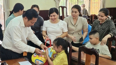 Phó Chủ tịch UBND tỉnh Huỳnh Văn Sơn thăm, tặng quà Trung thu cho trẻ em tại Tân Hưng
