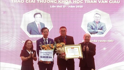 Two lecturers won the Tran Van Giau Science Award