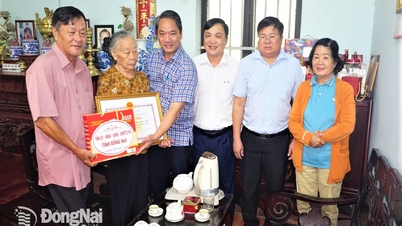 Dong Xoai Ward ចុះសួរសុខទុក្ខ ផ្តល់អំណោយ និងជូនពរអាយុយឺនយូរដល់មនុស្សចាស់