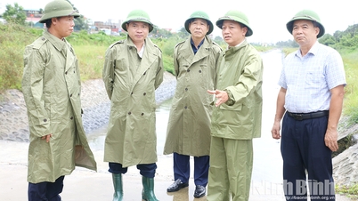 Provincial Party Secretary Truong Quoc Huy inspected and directed the response to storm No. 10.