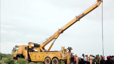 Quang Tri salvages fishing boat, makes efforts to search for missing crew members at Gianh River estuary