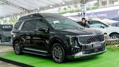 Close-up of the luxury Kia Carnival Thacoroyal 2025 in Vietnam