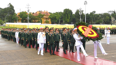 Delegation of the Military Party Congress for the 2025-2030 term visited President Ho Chi Minh's Mausoleum