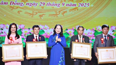 សមូហភាព និងបុគ្គលចំនួន 35 នាក់ត្រូវបានផ្តល់កិត្តិយសនៅឯសន្និបាតត្រាប់តាមស្នេហាជាតិខេត្ត Lam Dong លើកទី 1
