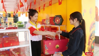 ទីផ្សារនំព្រះខែដ៏អ៊ូអរ