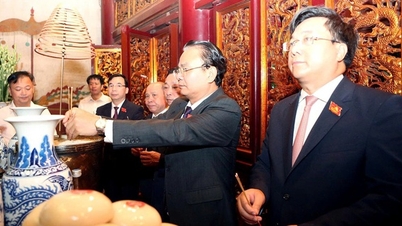 Delegates attending the 1st Congress of Phu Tho Provincial Party Committee, term 2025 - 2030 offered incense at Hung Temple Historical Site