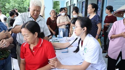 Bac Ninh: Medical examination and gift giving to people in difficult circumstances