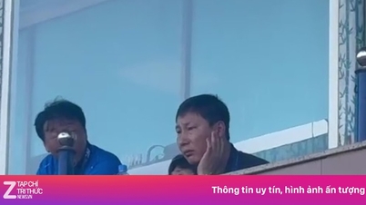Coach Kim Sang-sik looks at his opponent's legs