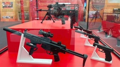 Navios, armas e a marca da paz em meio à exposição vermelha