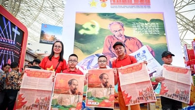 Hàng nghìn người xếp hàng nhận phụ san đặc biệt Báo Nhân Dân sau đại lễ