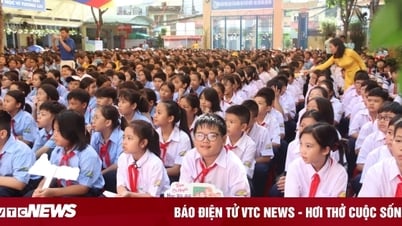 Toate școlile din orașul Ho Chi Minh nu acceptă flori pentru felicitare la ceremonia de deschidere.