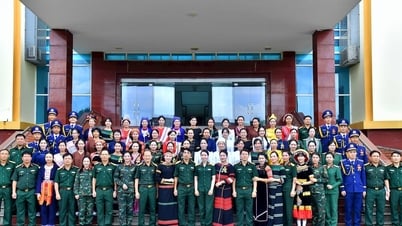 O Comando Militar Provincial de Nghe An dá as boas-vindas às forças que concluíram com sucesso a missão do desfile A80
