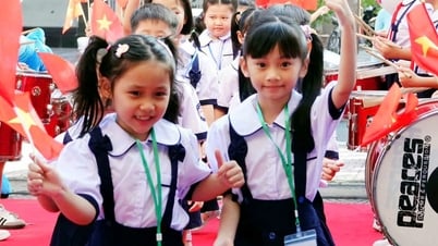 O Departamento de Educação da Cidade de Ho Chi Minh recomenda que as escolas limitem o uso de flores frescas nas cerimônias de abertura.