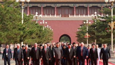 El presidente Luong Cuong asiste al desfile militar de China.