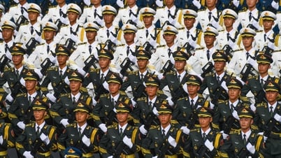 Enthüllung der Waffen ausländischer Armeen, die an der A80-Parade teilnehmen