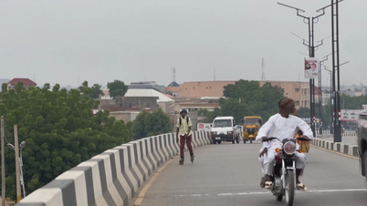 Nigeria: Học sinh trượt patin đến trường để tiết kiệm chi phí