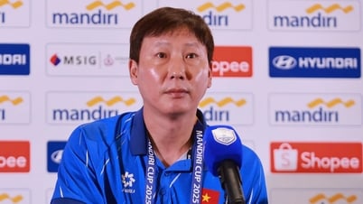 Trenér Kim Sang Sik vysvětluje důvod vyloučení vietnamských zahraničních hráčů z vietnamského týmu do 23 let.