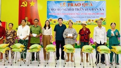 Giving gifts to 100 poor households in Cu Lao Gieng commune