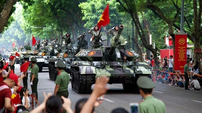 Peralatan khusus membantu tank 'meluncur' di jalan-jalan Hanoi dalam parade A80