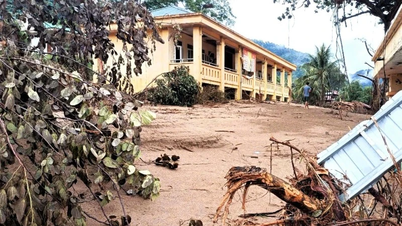 Nghe An : Les enseignants et les élèves du centre d'accueil des victimes des inondations s'efforcent de surmonter les difficultés et d'entamer la nouvelle année scolaire
