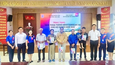 Memberikan smartphone kepada rumah tangga miskin di distrik Hai Van