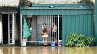 Emergency supplies and rescue for people isolated by floods